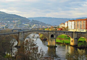Fototapeta na wymiar Puente romano sobre el río Miño en Ourense, Galicia