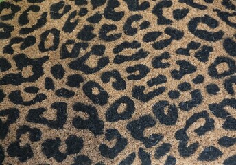 Brauner Teppich mit schwarzem Leopardenmuster