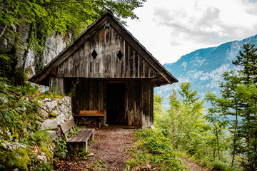 Obraz premium Hütte am Wanderweg über Hallstatt