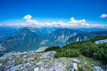 Fototapeta na wymiar Fernblick vom Krippenstein auf entfernte Bergketten
