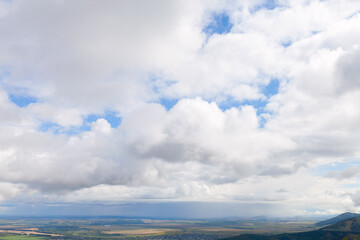 Obraz premium Cloudy sky over Belokurikha, Russia