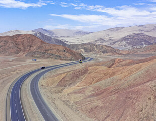 Fototapeta na wymiar carretera sobre el desierto peruano