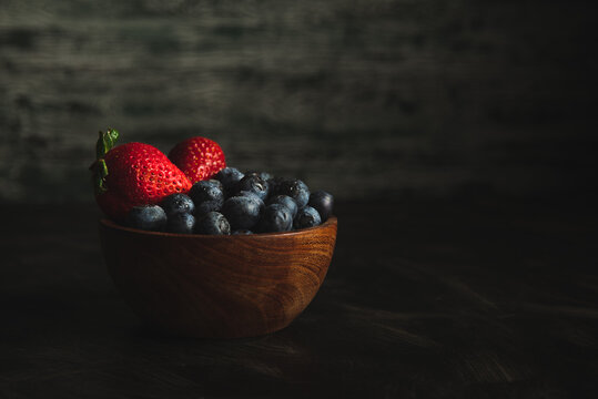 Fresas Y Arandanos En Bowl De Madera