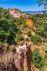 Bergdorf Roussillon  mit den Ockerfelsen in der Provence Frankreich