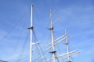 Ein Segelschiff mit drei Masten ist ein Gro&szlig;segler. Der Dreimaster wird h&auml;ufig als Schulschiff oder touristischen Zwecken  genutzt. 