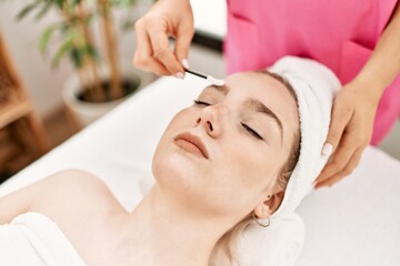 Obraz na płótnie Canvas Woman reciving eyebrows treatment at beauty center.