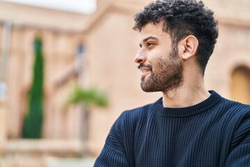 Obraz premium Young arab man smiling confident standing at street