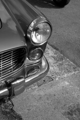 Scheinwerfer und Kühlergrill einer italienischen Luxus Limousine der Fünfzigerjahre und Sechzigerjahre beim Oldtimertreffen im Lenkwerk in Bielefeld im Teutoburger Wald in Ostwestfalen-Lippe