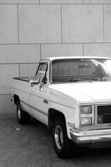 Weißer amerikanischer Pick-up Truck der Achtzigerjahre im Sonnenschein beim Oldtimertreffen im...
