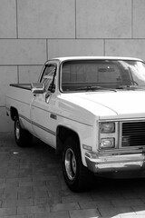 Weißer amerikanischer Pick-up Truck der acxhtzifgerfjahre im Sonnenschein beim Oldtimertreffen im...