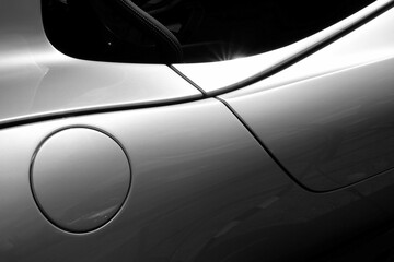 Tankabdeckung eines limitierten offenen italienischen Zwölfzylinder Sportwagen mit Frontmotor beim...
