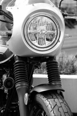 Motorrad mit modernem Scheinwerfer und Retro Verkleidung im Café Racer Look beim Oldtimertreffen...