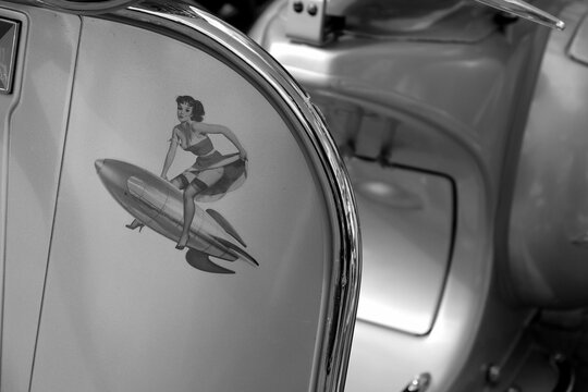 Pin-up im Stil der F&uuml;nfziger Jahre auf einem Vespa Motorroller dieser Zeit in Silber Metallic am 28.08.2022 beim Oldtimertreffen im Lenkwerk in Bielefeld im Teutoburger Wald in Ostwestfalen-Lippe