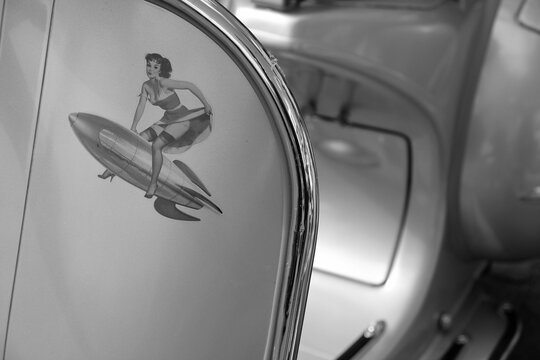 Pin-up im der F&uuml;nfziger Jahre auf einem Piaggio Vespa Motorroller dieser Zeit in Silber Metallic am 28.08.2022 beim Oldtimertreffen im Lenkwerk in Bielefeld im Teutoburger Wald in Ostwestfalen-Lippe
