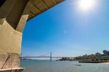 sol e a estrutura da ponte pedro ivo e colombo salles e no plano central a ponte hercílio luz florianopolis santa catarina brasil 