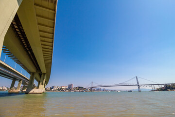 Fototapeta premium céu e mar azul ponte pedro ivo e colombo salles ea ponte hercílio luz ao fundo florianopolis santa catarina brasil 