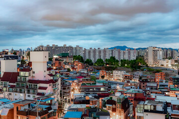 Obraz premium Building architecture of Seoul Itaewon South Korea city skyline on a blue cloudy evening