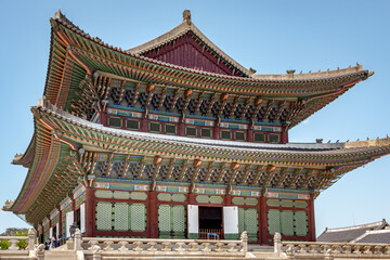 Obraz premium Colorful traditional wood Korean architecture temple kings throne room building main hall at Gyeongbokgung Palace in Seoul South Korea
