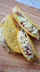 ホームメイドのメキシカン料理のハードシェルのタコス