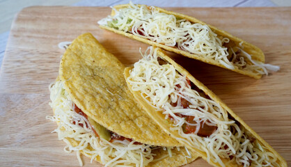 ホームメイドのメキシカン料理のハードシェルのタコス