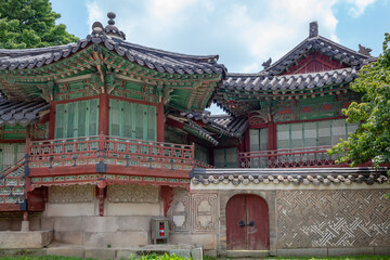 Fototapeta premium Colorful Korean painted wood building architecture at the Changdeokgung palace in Seoul South Korea 