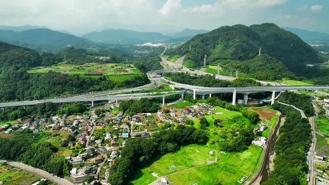 山間部の高速道路ジャンクション空撮