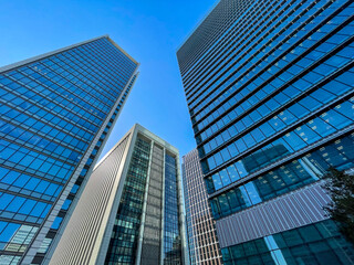Fototapeta premium 快晴の晴天の中、近代的ビルが林立するオフィス街