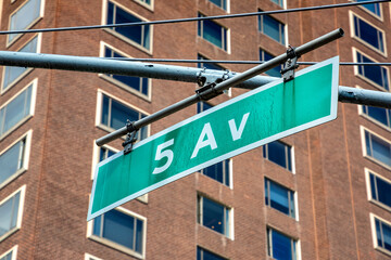 Obraz premium Fifth Avenue street sign in New York