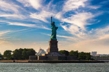 Fototapeta premium Statue of Liberty at sunset