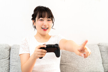 テレビゲームを楽しむ若い女性