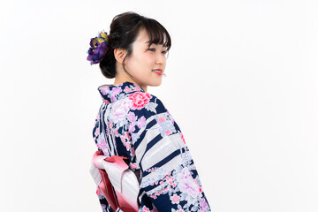 浴衣姿の若い女性