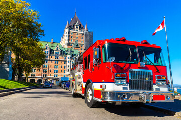 Obraz na płótnie Canvas Fire engine truck, Frontenac Castle in Quebec