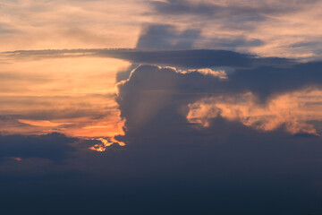 夕日を浴び輝く雲