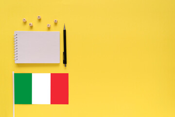 Time to learn foreign language. Flat composition for Italian courses with space for text