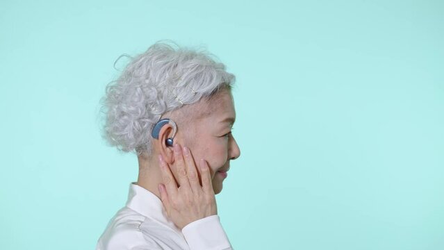 補聴器をつけるシニア女性