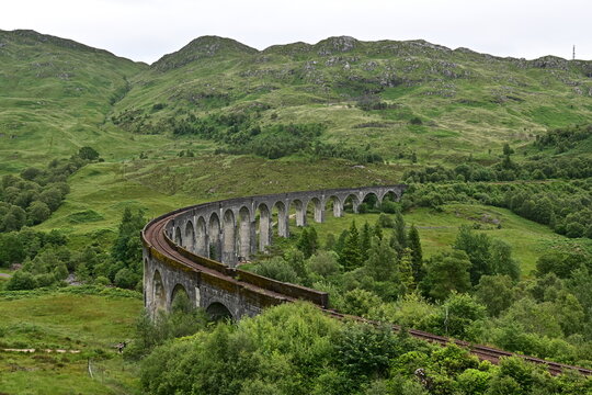 Hogwarts Express (Jacobite Steam Train) Eisenbahn-Viadukt Glenfinnan Viaduct Harry Potter Brücke, Glennfinnan, Highlands, Schottland © GrebnerFotografie