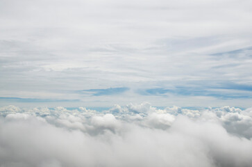 Naklejka premium vista volando arriba de las nubes