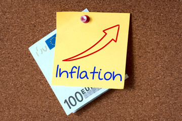 Euro Geldschein und Hinweis auf steigende Inflation