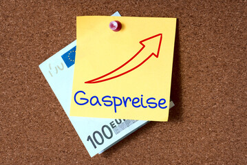 Euro Geldschein und Zettel mit dem Hinweis auf Steigende Gaspreise
