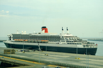 Ozeanliner Queen Mary im Hamburger Hafen Steinwerder - QM ocean liner cruiseship cruise ship at...
