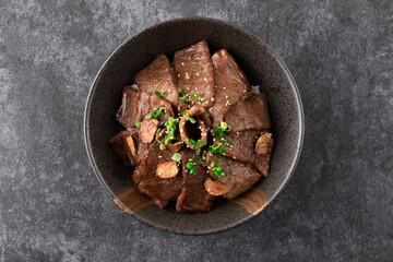 牛カルビ焼肉丼　俯瞰　 Beef short rib yakiniku bowl