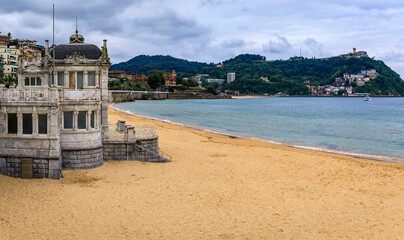 Obraz premium La Concha bay, beach and waterfront buildings in San Sebastian, Spain