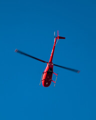 czerwony helikopter na niebieskim niebie 