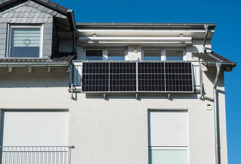 Solarpanele eines Balkonkraftwerks an einem Balkon in Monheim am Rhein
