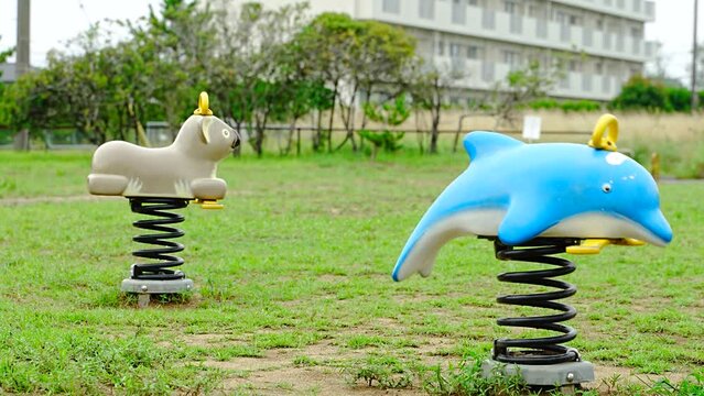 スプリング遊具　イルカが揺れてるスロー