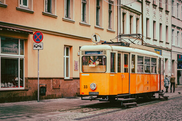 Fototapeta na wymiar Zabytkowy tramwaj w Bydgoszczy
