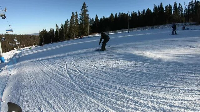 Narciarz w zwolnionym tempie.