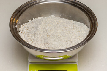 はかりにのせられた小麦粉