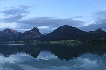 Abendstimmung am Wolfgangsee; S&uuml;dliches Seeufer mit  Rettenkogel, Sparber, Blckwand und Wieslerhorn