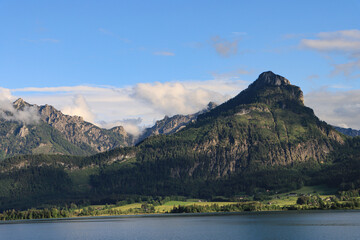 Wunderschönes Salzkammergut; Blick von St. Wolfgang über den gleichnamigen See auf Rettenkogel...